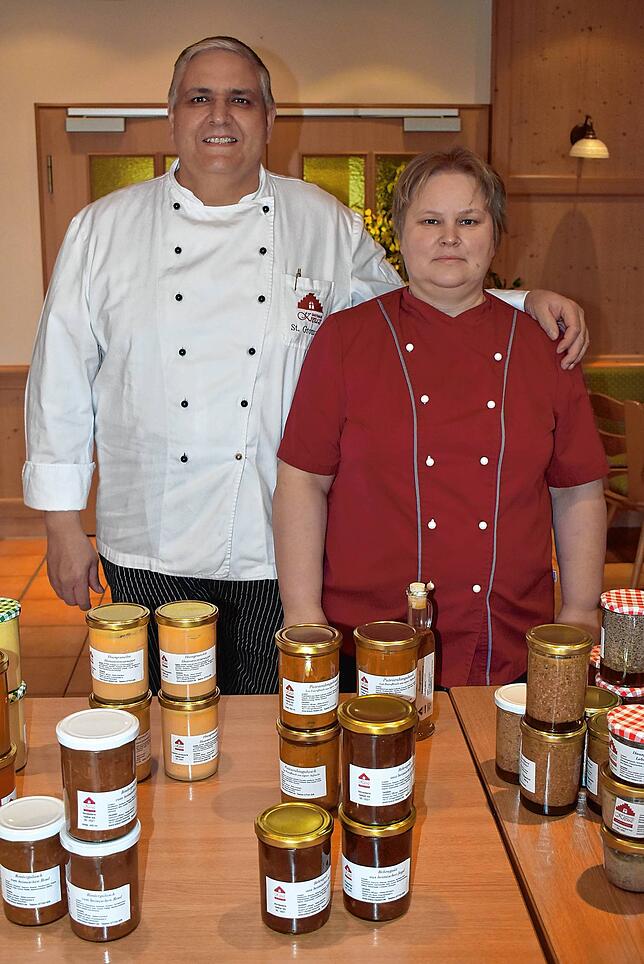 Stefan und Stefanie Gromann vom Gasthaus Kreuz in Riedern am Wald vermissen den täglichen Umtrieb und ihre Gäste.