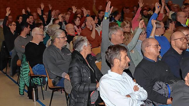 Viele Besucher kommen beim Bürgerinformationsabend zum Thema Windkraft aus dem Wohngebiet Marbental, das am nächsten zu den geplanten ...