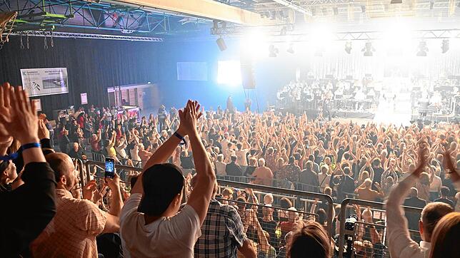 Bild : Bilder von der Schlagerrevue (1): So schön und witzig geht es auf der Bühne zu