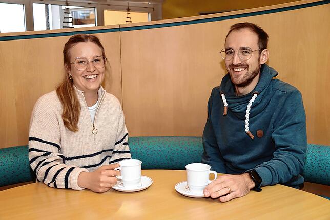 Während der Reha in der Nachsorgeklinik Tannheim nehmen sich Marie-Theres und Sebastian Eugler gerne Zeit für eine Tasse Kaffee. ...