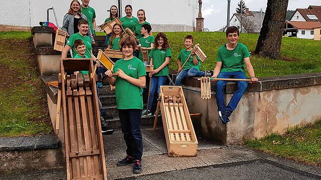Die Ministranten in Riedböhringen leben mit dem Rätschen einen traditionellen Brauch. Mit zahlreichen Handrätschen sowie den beiden ...