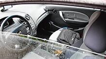 (Symbolbild) Wer sein Auto unverschlossen oder gar die Fensterscheibe unten lässt, erleichtert es Einbrechern, wertvolle Gegenstände aus ...