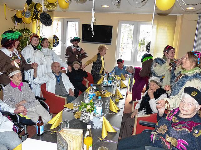 Einen warmen Empfang bereitete das „Haus der Pflege“ San Sebastian den Narren, die mit Musik kamen und mit den Senioren ...