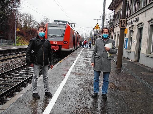 Auf dem Gottmadinger Bahnsteig tauschen sich der Landtagsabgeordnete Jürgen Keck (FDP, links) und Bürgermeister Michael Klinger über das ...
