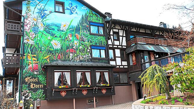 Verhalten optimistisch geben sich die Inhaber des &bdquo;Hotels Dorer&ldquo; in Schönwald. Die bunte Fassade scheint tatsächlich Grund ...