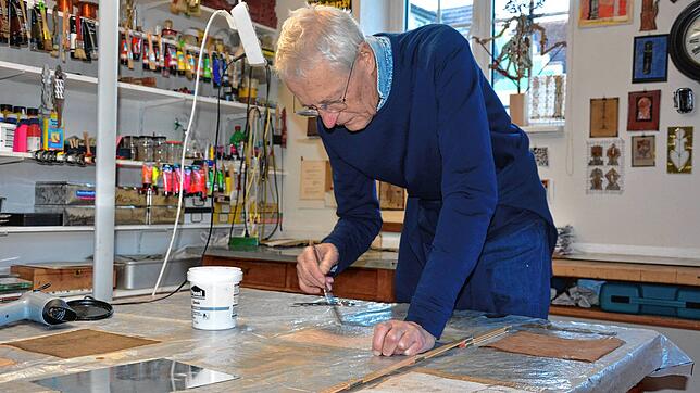 Künstler Jochen Winckler ist noch täglich im Atelier bei der Arbeit. Bilder: Stefan Simon