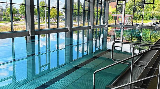 Das frisch sanierte Edelstahlbecken im Stockacher Hallenbad wurde bereits mit Wasser gefüllt. Nun steht der Eröffnungstermin fest.