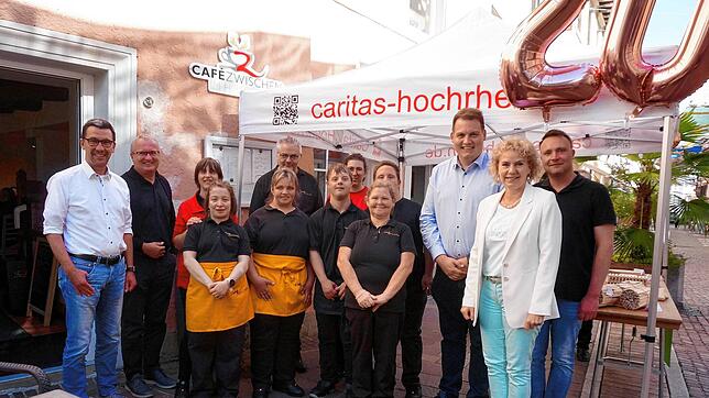 Freude über 20 Jahre Café Zwischen in Tiengen: Manfred Schrenk (von links), Geschäftsführer der Caritas Hochrhein, Sozialdezernent ...