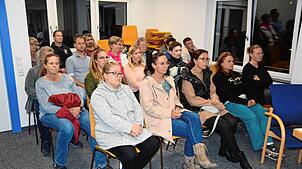 Zahlreiche Eltern aus Hottingen verfolgen im Gemeinderat Rickenbach die Diskussion zur Zukunft des Kindergartens Murgtalmäuse.