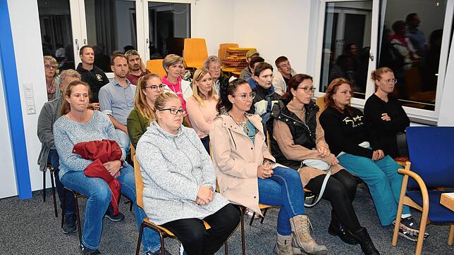 Zahlreiche Eltern aus Hottingen verfolgen im Gemeinderat Rickenbach die Diskussion zur Zukunft des Kindergartens Murgtalmäuse.
