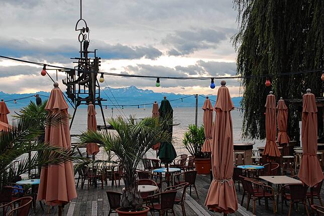 Bild 3: Versteckte grüne Ecken, bunte Lampions und Panoramablick: Wo sich Friedrichshafen von seiner schönsten Seite zeigt