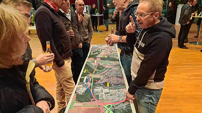 Intensiv diskutieren Bürger beim Informationsabend zum „Lückenschlus B 523“ die Trassenführung anhand der neues Pläne des ...