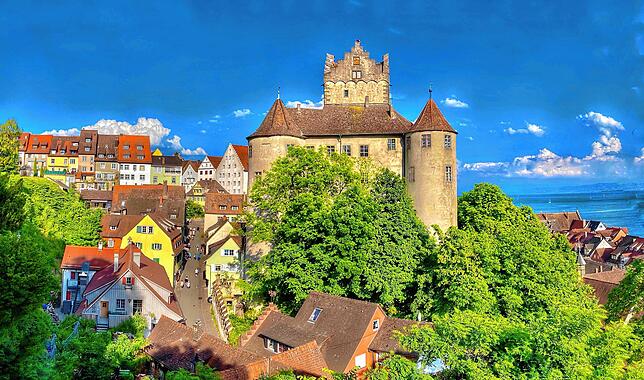 Der Blick über die Burg von Meersburg und die bunten Gassen bietet eine wunderschöne Kulisse für einen entspannten Spaziergang bei ...