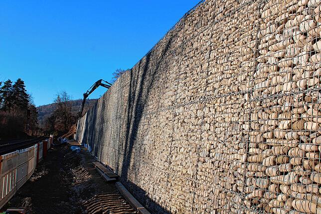 Und so sieht das dann aus: Gabionen sind mit Steinen gefüllte Drahtkörbe. Die Steine, die von der Bahn aus zu sehen sind, werden von ...