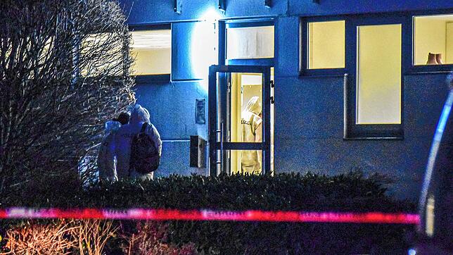 Bei Schüssen in einer Maschinenbaufirma sind nach Angaben der Polizei zwei Personen getötet worden.