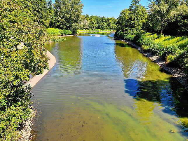 Der Tag danach: Der Haselmoos-Weiher hat einen guten Wasserstand &ndash; fast so, als wäre nie etwas gewesen.