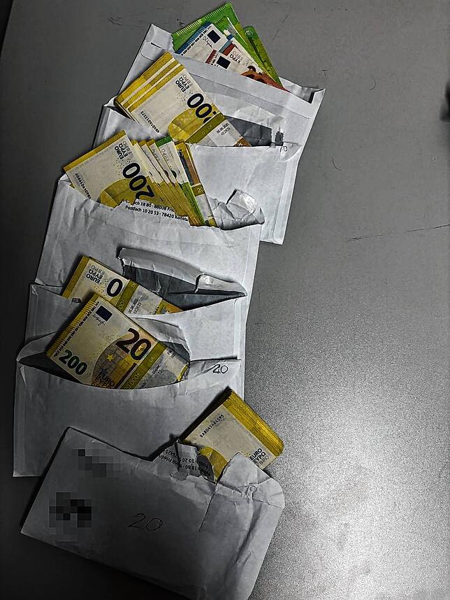 Bargeld am Bodensee-Airport: Diese Scheine hatte ein Ehepaar unangemeldet im Gepäck.