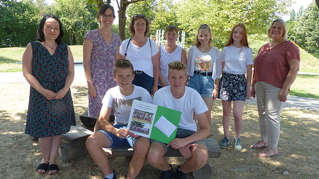 Firmlinge spenden an die Wutachschule in Tiengen (von links): Melanie Scheuble, Julia Eberhardt, Simone Dörflinger, Hannelore Kromer, ...