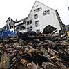 Verkohltes Holz, Ziegel, Betonblöcke: Hinter dem Stadler-Haus türmen sich die Überreste des Rückgebäudes. Dieses war nicht mehr zu ...