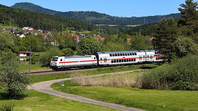 Schnell, aber nicht schnell genug: Ein Intercity unterwegs auf der  Gäubahn. Bild: Deutsche Bahn