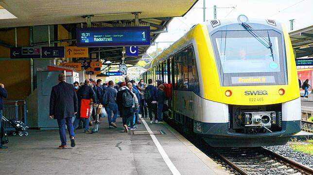 Mit der Modernisierung des sogenannten &bdquo;Hausbahnsteigs&ldquo; am Gleis 1 beginnen die Bauarbeiten am Bahnhof Friedrichshafen.