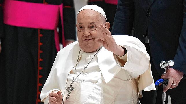 Papst Franziskus winkt, als er zu seiner wöchentlichen Generalaudienz in der Halle Paul VI. im Vatikan ankommt.