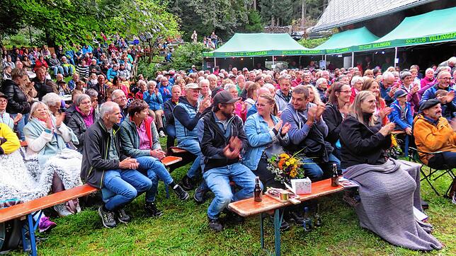 Begeisterte Zuhörer beim Musical beim Heidenschlössle – rechts ist die vom Skiclub Villingen gepachtete Hütte zu sehen. Fotos: Trenkle