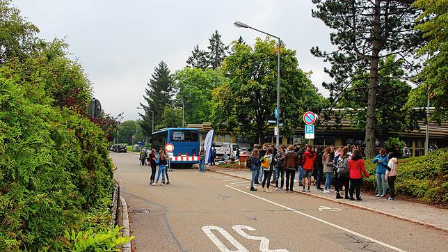 Links Impfbus, rechts Schulhof: Für zwei Stunden konnte man sich am Dienstag in St. Georgen auf dem Rossberg impfen lassen. Für Schüler ...