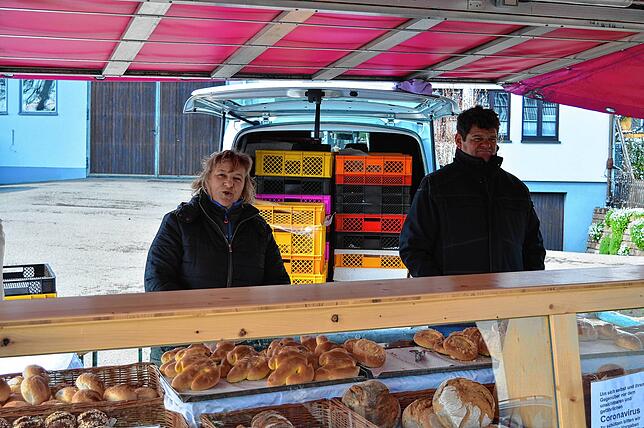 Sabine und Stefan Doll haben wie so oft die halbe Nacht durchgearbeitet und gebacken, um am Sonntagmorgen auf dem Taubenmarkt frische ...