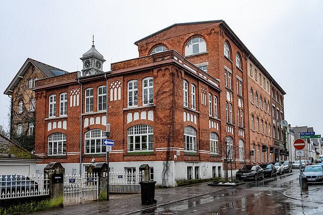 In diesem Gebäude ist das Uhrenindustriemuseum &ndash; hier im Dezember 2023 &ndash; untergebracht, es sollte zum Museumsquartier ...
