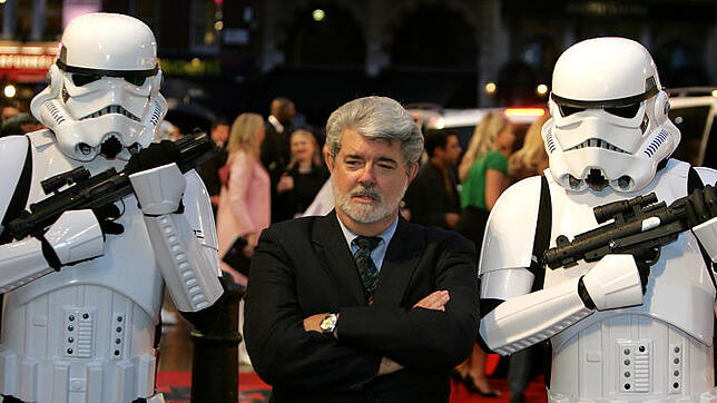 Er hat sie erfunden: George Lucas mit zwei Sturmtrupplern aus dem Star-Wars-Universum.
