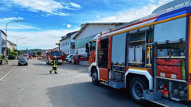 Die Polizei war mit mehreren Einsatzfahrzeugen in der August-Borsig-Straße. Die Polizei sperrte die Straße ab.