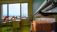 Sollten Schüler künftig für die Sauberkeit in ihren Klassenräumen sorgen, um die Kassen der Kommunen zu entlasten? Dieser Vorschlag ...
