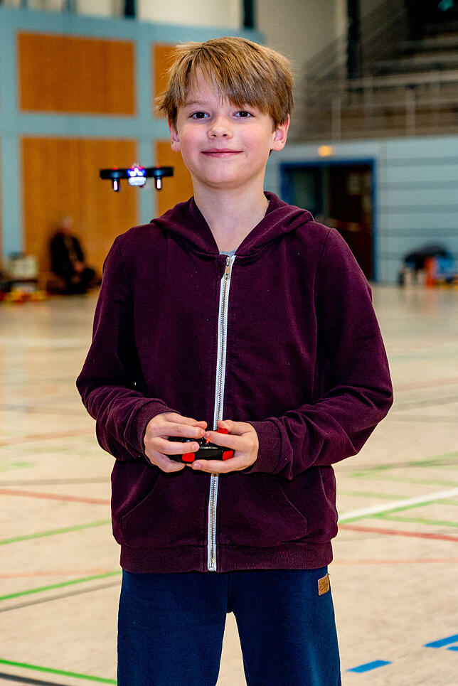 Fabia Hert ist 10 Jahre und hat viel Spass beim Fliegen der Mini-Drohne. "Das ist das perfekte Spielzeug für die Generation Gameboy", ...