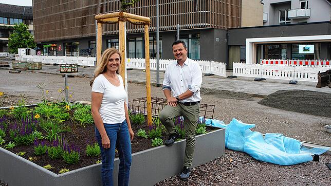 Bürgermeister Adrian Schmidle präsentierte zusammen mit Annette Müller vom Bauamt den Baufortschritt der Murger Mitte, hier beim ...