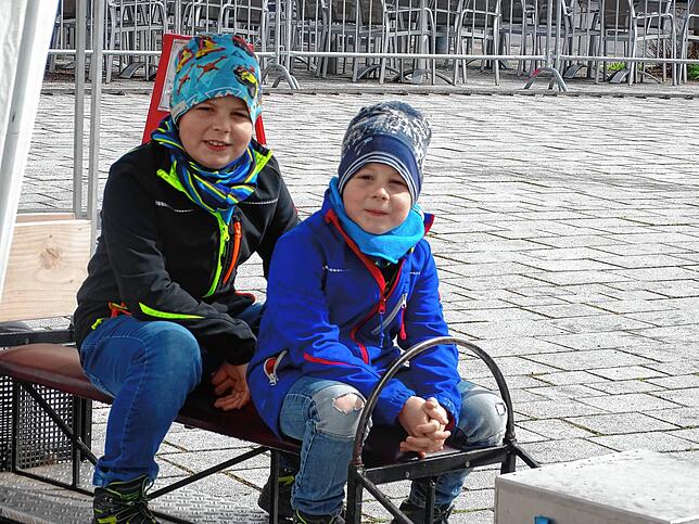 Lukas und Nils haben eine Runde mit dem Zug auf dem Marktplatz in Lauchringen gedreht.