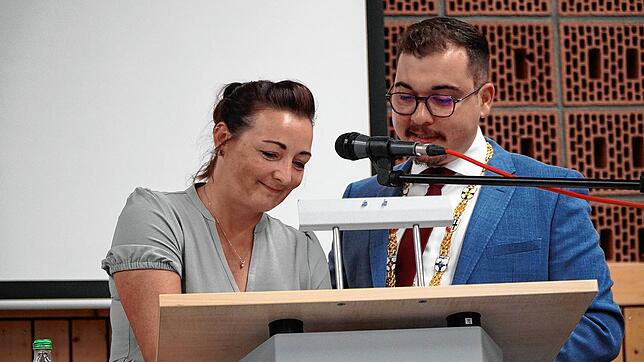 Elena Frank (38) aus Watterdingen in der Tengener Randenhalle bei der konstituierenden Sitzung des neuen Gemeinderats mit Bürgermeister ...