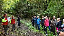 Der stellvertretende Forstamtsleiter Roland Brauner und Revierleiter Jan Dröger (von links) geben den Teilnehmern der Waldbegehung in ...