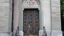 Ein alter Eingang zur Lutherkirche im Konstanzer Stadtteil Paradies. Auch die Türen haben Sanierungsbedarf.