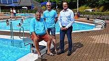Sie stehen für das &bdquo;Schmuckstück&ldquo; Aqua-Treff in Todtmoos (von links): Schwimmmeister Dieter Bunthoff, Rettungsschwimmer ...