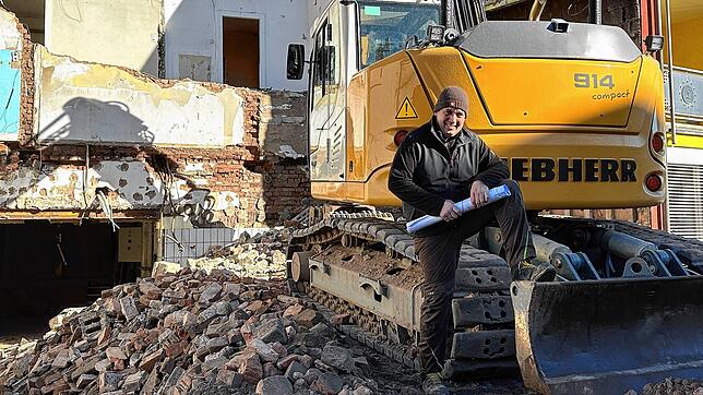 Matthias Gleichauf freut sich, dass nach fast vier Jahren endlich die Abrissarbeiten an der Ruine hinter der Bäckerei begonnen haben.
