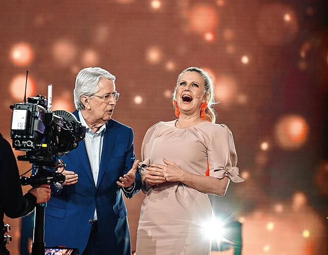 Showmaster-Legende Frank Elstner und Moderatorin Barbara Schöneberger bei der Aufzeichung von „Verstehen Sie Spaß?“.