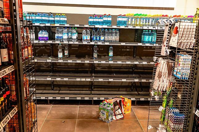 Stilles Wasser gibt es in den Supermärkten faktisch keines mehr in den Supermarktregalen und selbst die teuren Mineralwasser-Sorten ...