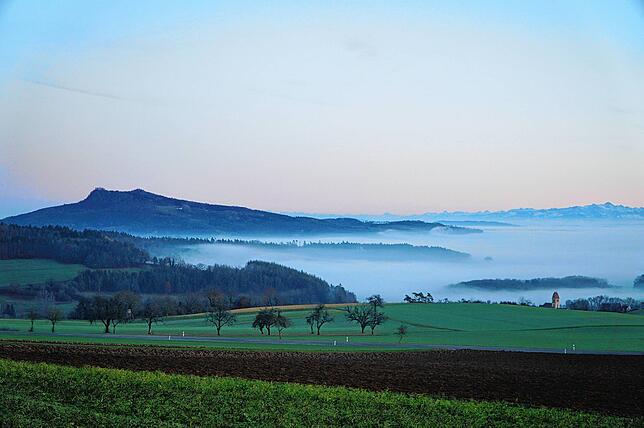 Der Blick von Tengen aus zum Hohenstoffel bei Nebel. Über gleich mehrere solcher Hegauberge soll die geplante 100-Kilometer-Tour der ...