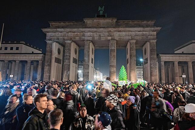 Teilnehmer rauchen während eines &ldquo;Smoke In&bdquo; vor dem Brandenburger Tor Cannabis. Ab dem 1. April ist Erwachsenen ab 18 Jahren ...