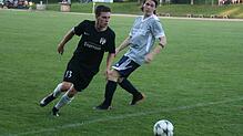Der Brigachtaler Julian Friese (schwarzes Trikot) spielt den Tennenbronner Fabian Pfundstein aus und baut einen eigenen Angriff auf. ...