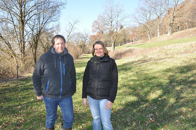 Florian Riegel und Sabine Reiter pflegen die Landschaft mit ihren Tieren. Auf diesen Hang bei Raithaslach bringt Riegel ab April Schafe ...