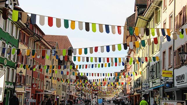 Die Kaiserstraße ist geschmückt für das Hochrhein-Narrentreffen am 15. und 16. Februar 2025.
