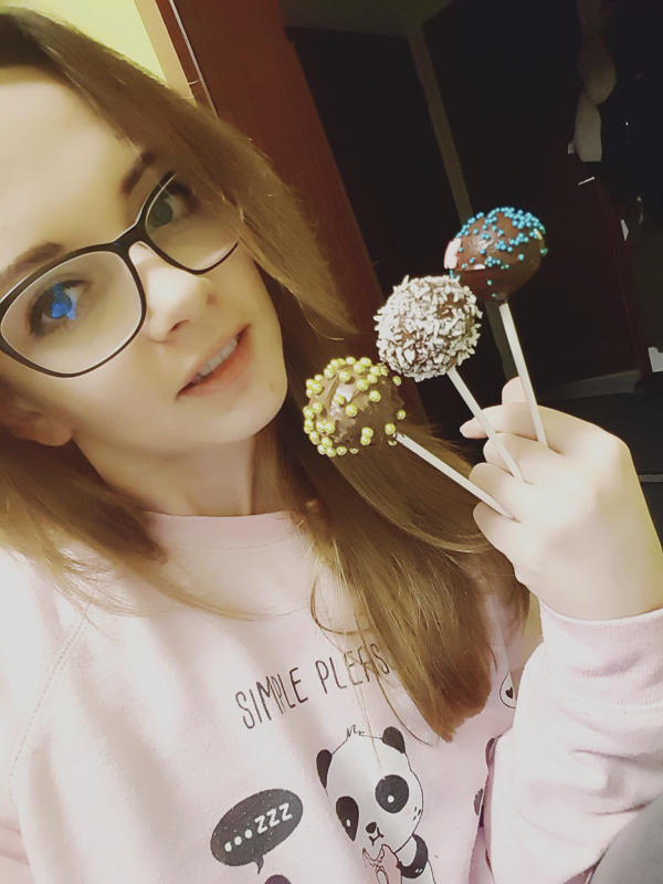 Simona Ressel bereitet sich auf den Tortenwettbewerb vor. Ihre Cake-Pops hat sie bunt verziert.