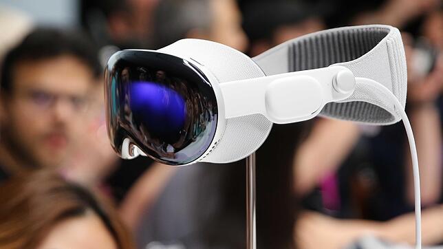 Apples Vision Pro-Headset ist nun in Deutschland erhältlich. Was die Mixed-Reality-Brille kosten soll.